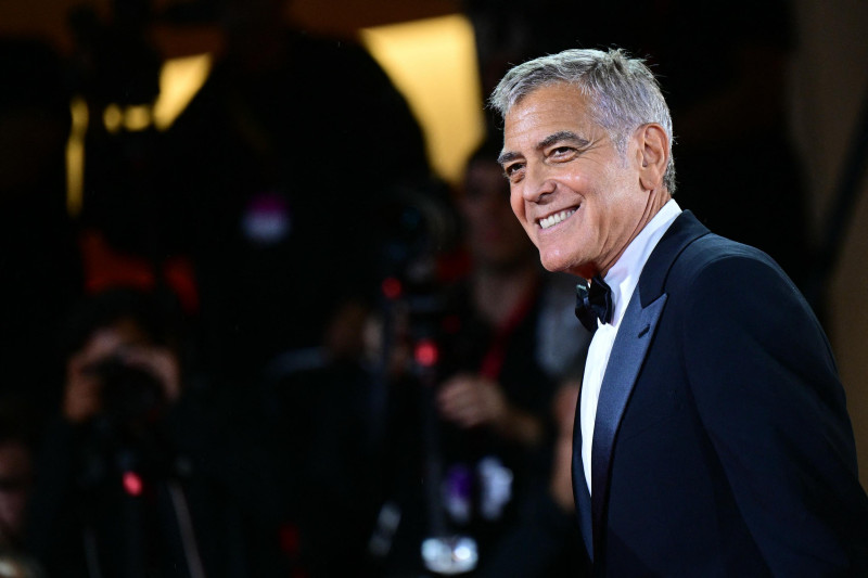 George Clooney camina por la alfombra roja antes de la proyección de la película "Jay Kelly", presentada a concurso en el 82º Festival Internacional de Cine de Venecia, en el Lido de Venecia, el 28 de agosto de 2025
