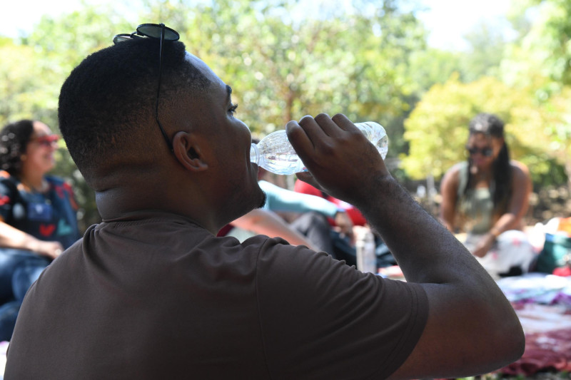Personas toman mucha agua para enfrentar la ola de calor.