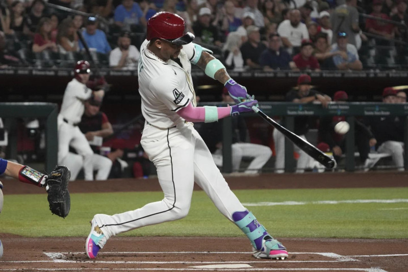 Ketel Marte, de Arizona, al momento de pegar su cuadrangular en el partido contra los Vigilnantes.