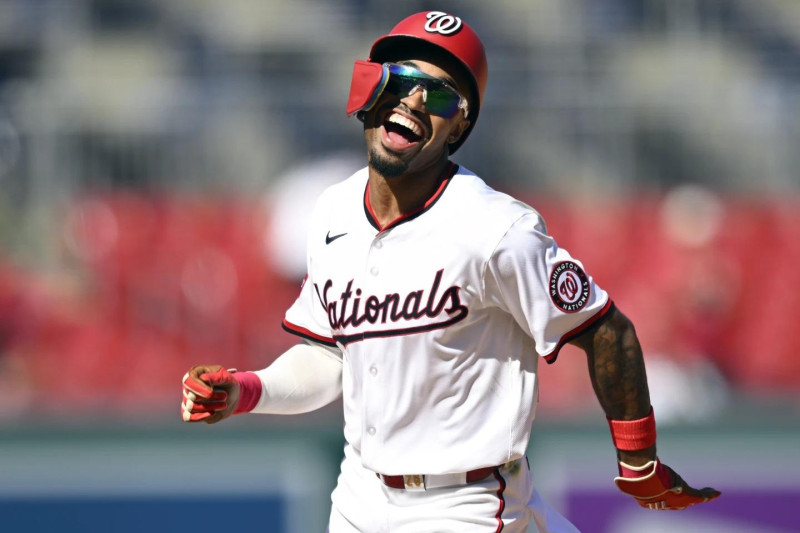 El dominicano Nassim Núñez recorre feliz las bases luego de dar su segundo jonrón del juego en el octavo inning del juego contra los Marlins.