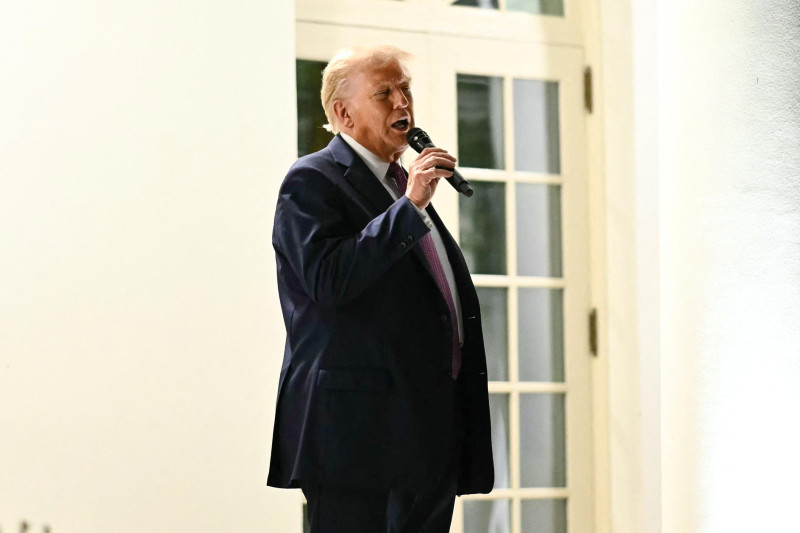 El presidente de los Estados Unidos, Donald Trump, habla durante una cena celebrada en el recién renovado Jardín de las Rosas de la Casa Blanca en Washington, D.C., el 5 de septiembre de 2025