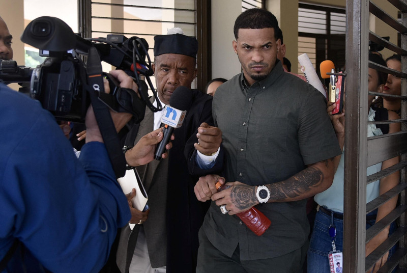 El astro dominicano del béisbol, Wander Franco, hace un gesto al salir de la corte en Puerto Plata, República Dominicana, el 26 de junio de 2025.