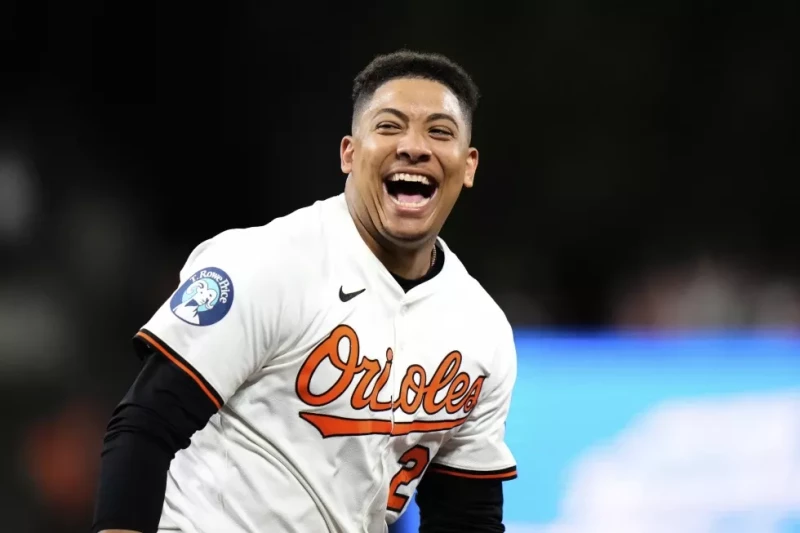 Samuel Basallo, de los Orioles, festeja luego de conectar el hit decisivo del duelo ante los Piratas, el 9 de septiembre de 2025.
