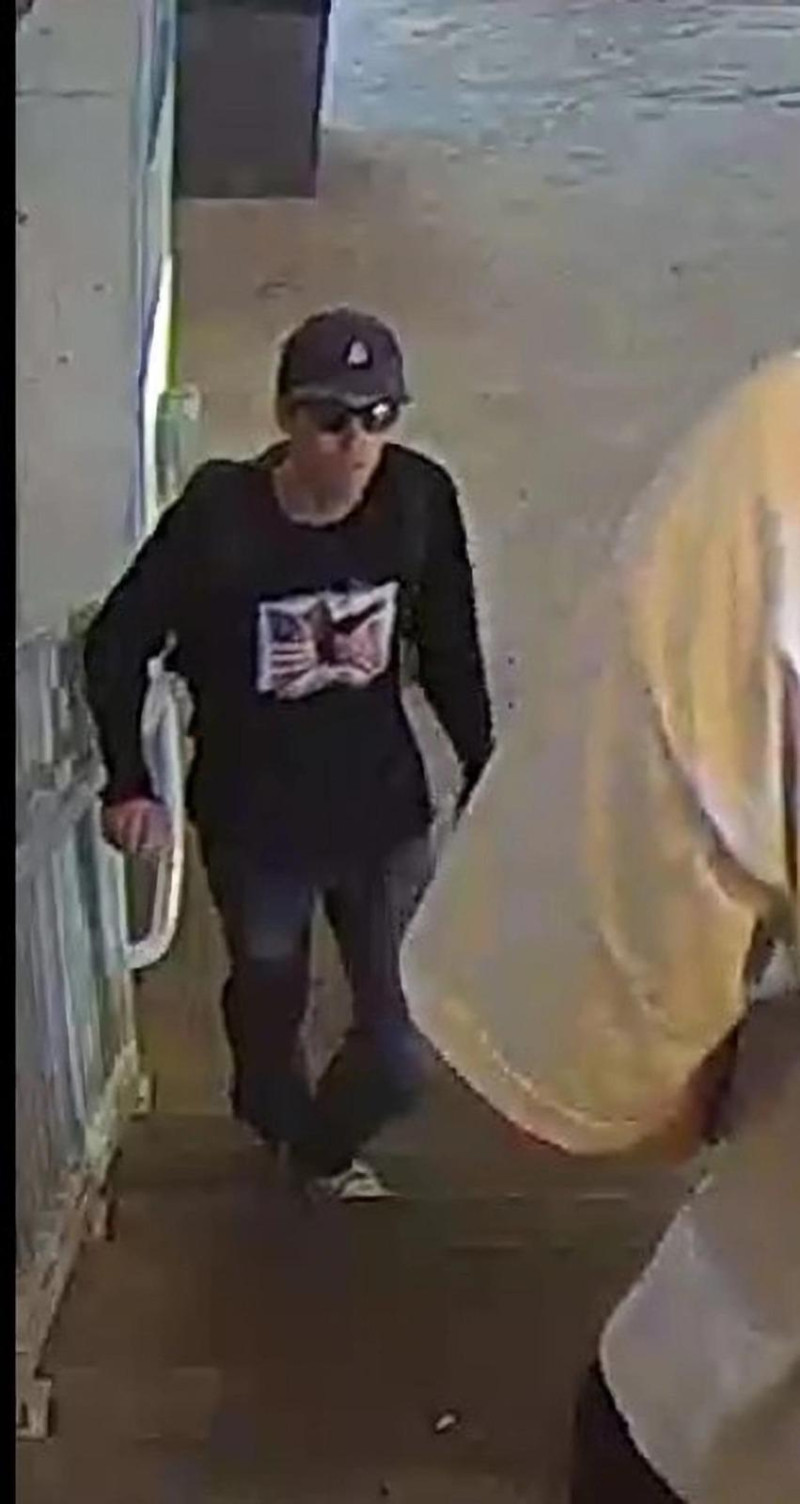 Fotografía publicada por el FBI donde aparece el supuesto sospechoso del asesinato de Charlie Kirk subiendo unas escaleras con una sudadera que parece llevar impresa la imagen de una bandera estadounidense con un águila calva superpuesta.