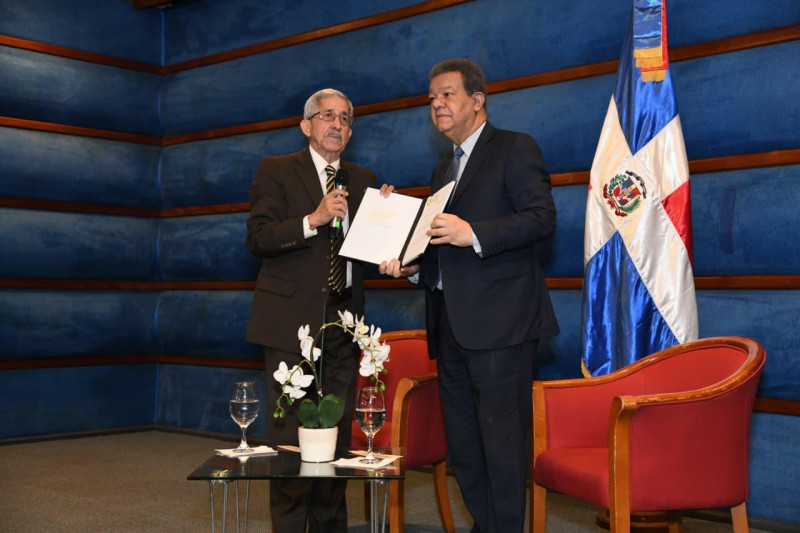 Presidente Leonel Fernández junto al presidente del Consejo Económico y Social (CES) recibiendo en Funglode el informe final del diálogo sobre la crisis haitiana