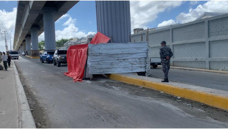La columna está ubicada en el kilómetro 13 de la Autopista Duarte.