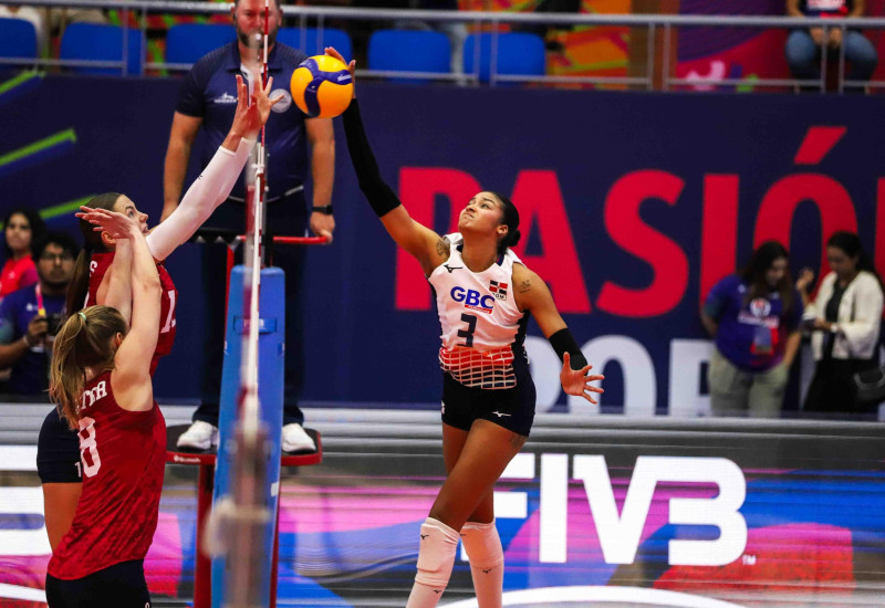 La central de República Dominicana, Florangel Terrero, remata ante Estados Unidos en el partido del Final Six de voleibol.