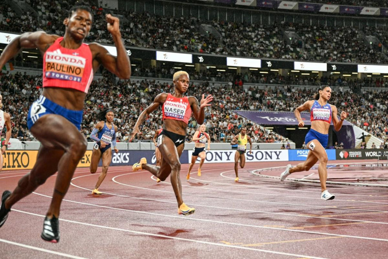 Marileidy Paulino, Salwa Eid Naser y Sydney McLaughlin-Levrone compiten en la final de los 400 metros del Campeonato Mundial de atletismo.