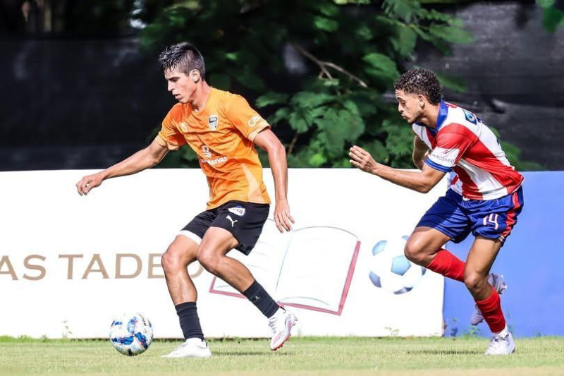 Un momento de acción en el partido entre Cibao FC y los Delfines en la continuación del torneo de la LDF.