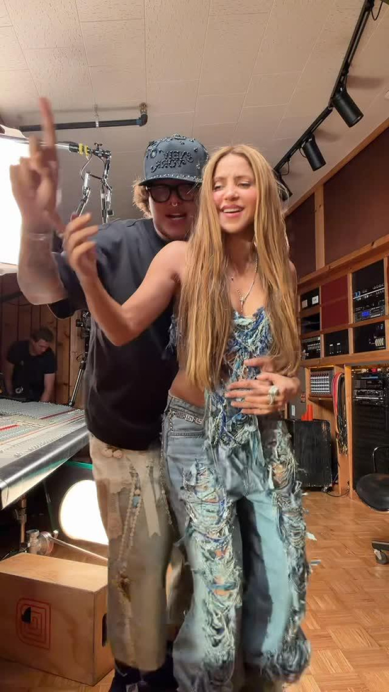 Shakira y Beéle bailando música folclórica colombiana.
