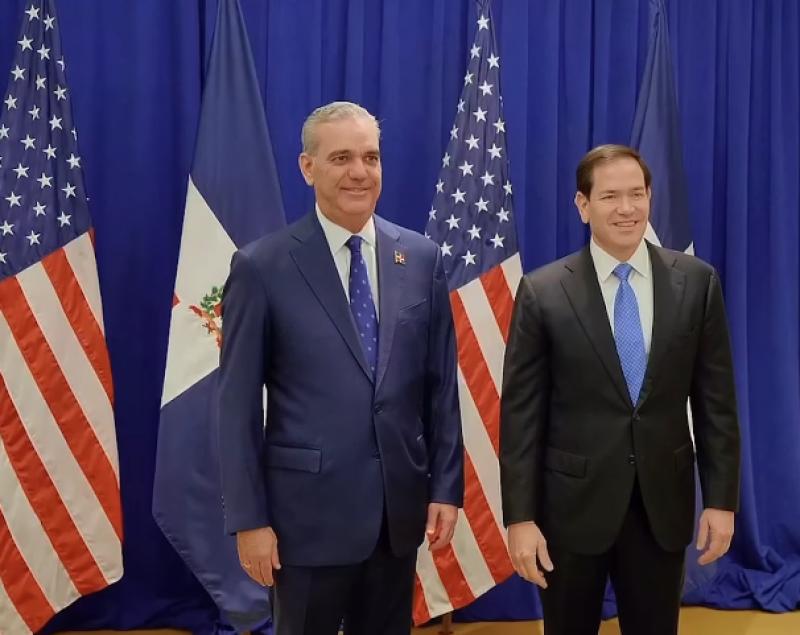 El presidente Luis Abinader, y el secretario de Estado estadounidense, Marco Rubio, posan ante las cámaras de medios de comunicación.