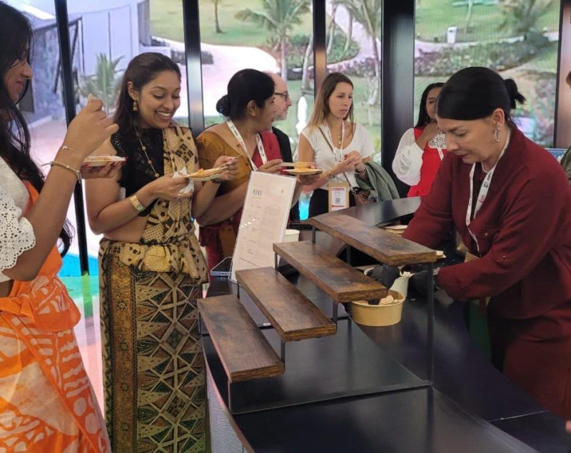 La propuesta gastronómica del Mitur, liderada por Olivia Gómez, cautivó a los asistentes en la IFTM Top Resa 2025 con los sabores auténticos de Miches y otros destinos dominicanos.