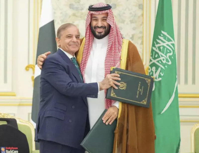 El primer ministro pakistaní, Shehbaz Sharif, durante su reunión con el príncipe Mohammed bin Salman en Riad, el 17 de septiembre de 2025.