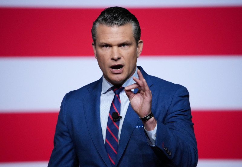El Secretario de Guerra de EE. UU., Pete Hegseth, se dirige a altos mandos militares en la Base del Cuerpo de Marines de Quantico el 30 de septiembre de 2025 en Quantico, Virginia.