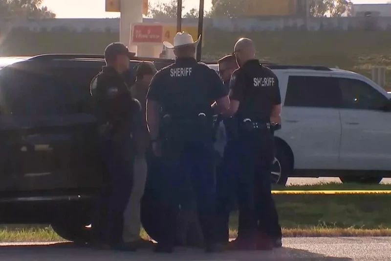 Agentes del orden investigan un vehículo cerca del lugar de un tiroteo mortal la madrugada del sábado 4 de octubre de 2025 en Angleton, un suburbio de Houston, Texas.