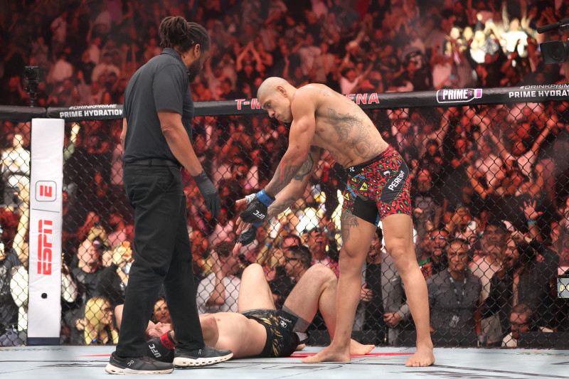 Alex Pereira tras noquear a Magomed Ankalaev en UFC 320