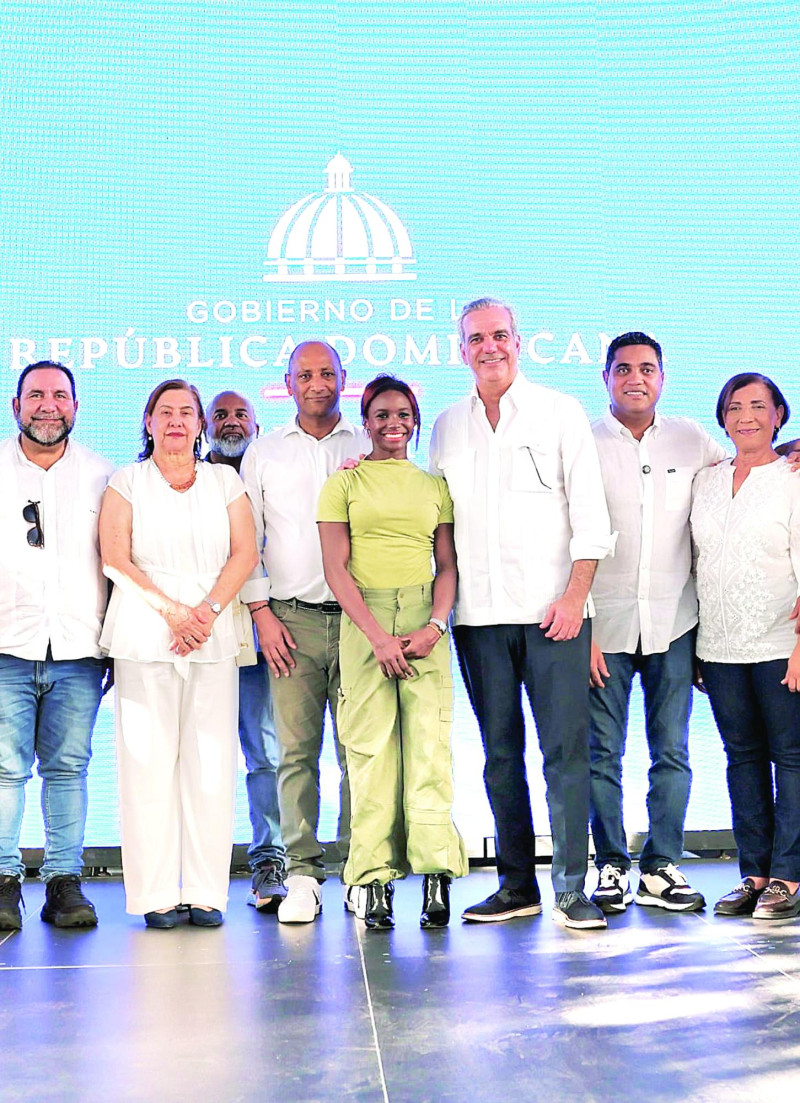 El presidente de la república, Luis Abinader encabezó el acto en que anunción una gran inversión en multiusos. Figuran el ministro de deportes, Kelvin Cruz, Francisco Peguero, la atleta Liranyi Alonso entre otros.