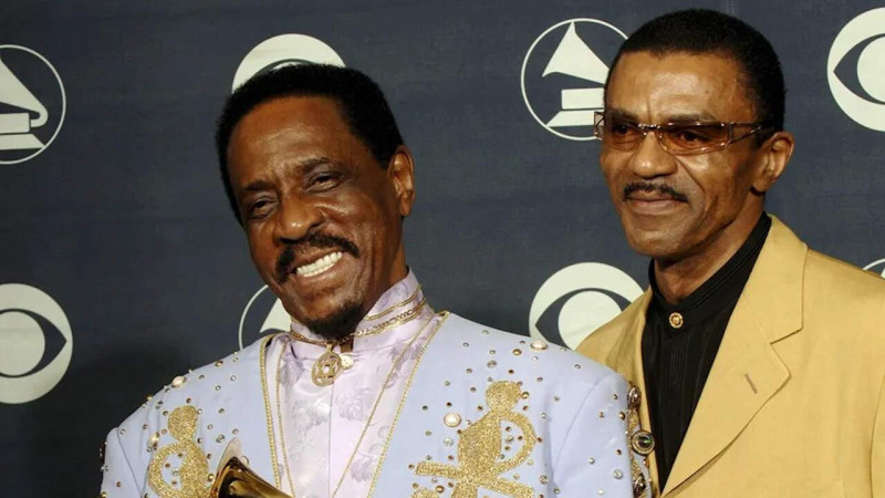 Ike Turner (i), acompañado de Ike Turner Jr (d), durante una entrega de los Premios Grammy. EFE/EPA/STR