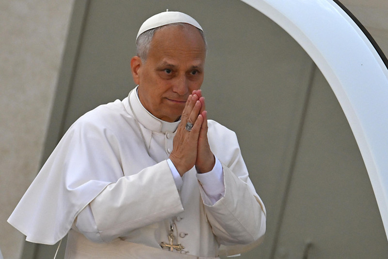 El papa León XIV saluda a los fieles desde el papamóvil al salir de la Plaza de San Pedro del Vaticano tras la Misa del Jubileo por el mundo misionero y los migrantes, el 5 de octubre de 2025.