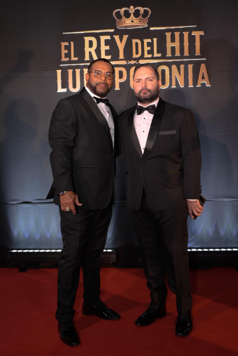 Luis Polonia y Eddy Jiménez durante la premier de la producción “El rey del hit: Luis Polonia”, un documental que llegará a las salas de cine del país a partir del 30 de octubre de 2025.