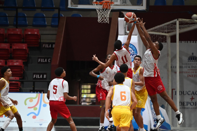 Un momento de acción de uno de los partidos del torneo de baloncesto de los Juegos Escolares.