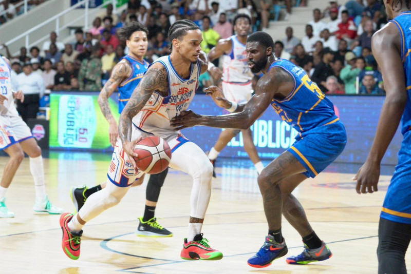 Anderson García, del club San Lázaro, es marcado por Tony Farmer, del Mauricio Báez.