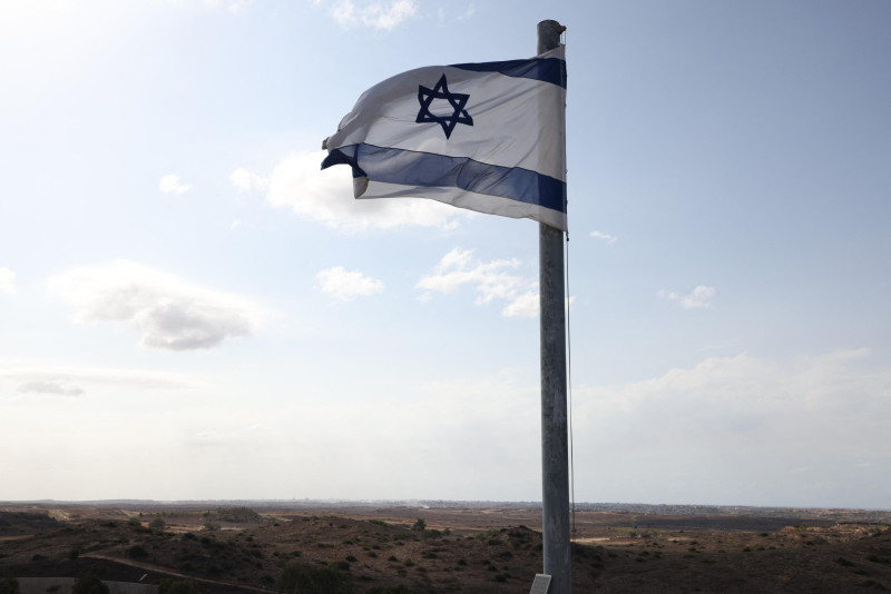Un apartamento israelí ondea en un poste al otro lado de la frontera con Gaza, en el sur de Israel, el 9 de octubre de 2025.
