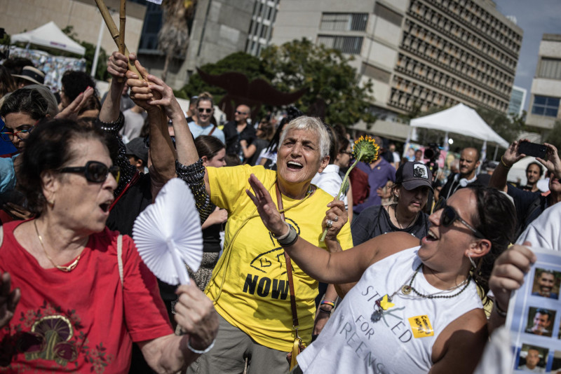 La gente celebra en la Plaza de los Rehenes de Tel Aviv el 9 de octubre de 2025, tras el anuncio del nuevo acuerdo de alto el fuego en Gaza.