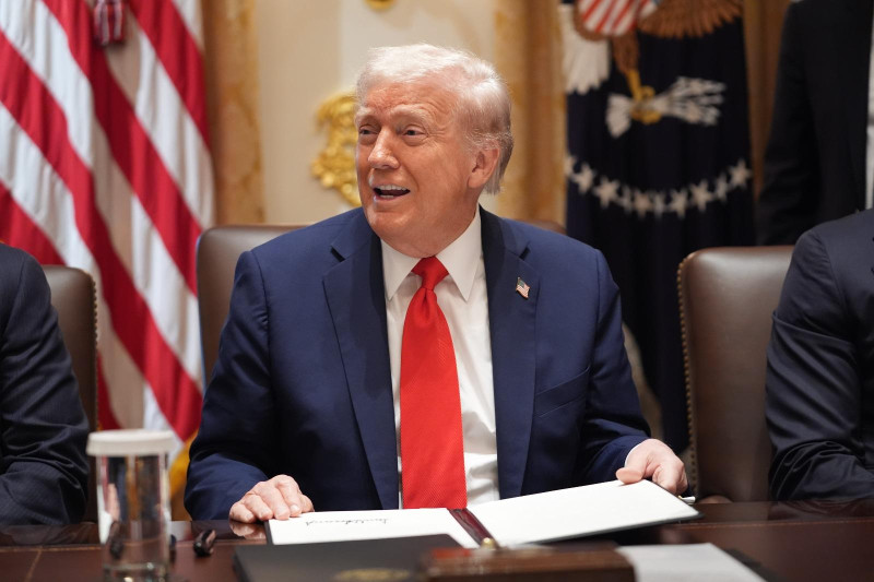 El presidente Donald Trump habla durante una reunión de gabinete en la Casa Blanca, el jueves 9 de octubre de 2025, en Washington. (Foto AP/Evan Vucci)