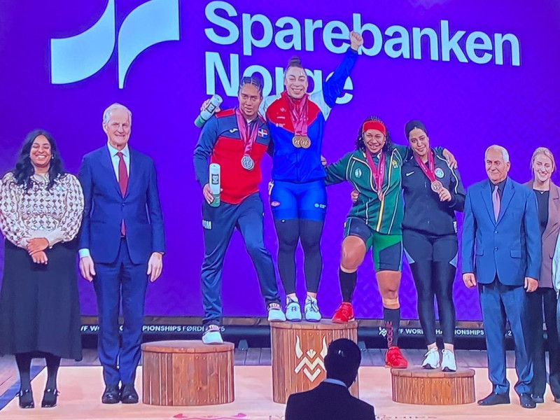 También logra un hito al ser la pones con tres preseas en un mismo mundial, al sumar plata y bronce.