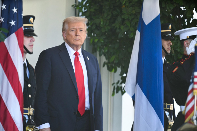 El presidente de Estados Unidos, Donald Trump, espera la llegada del presidente finlandés, Alexander Stubb, y del primer ministro, Petteri Orpo, al Ala Oeste de la Casa Blanca en Washington, D.C., el 9 de octubre de 2025.