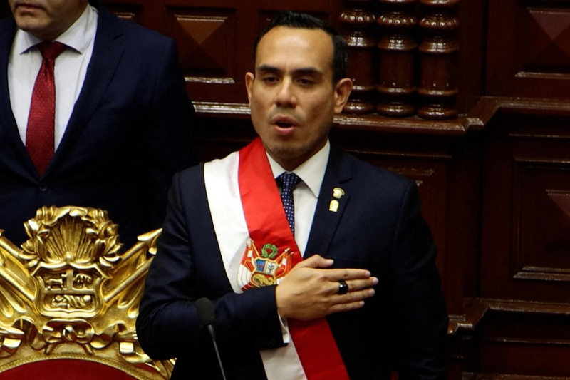 Esta captura de video de AFPTV muestra al nuevo presidente interino de Perú, José Jeri Oré, juramentando durante una ceremonia en el Congreso Nacional, tras el despido de la expresidenta Dina Boluarte en Lima el 10 de octubre de 2025.