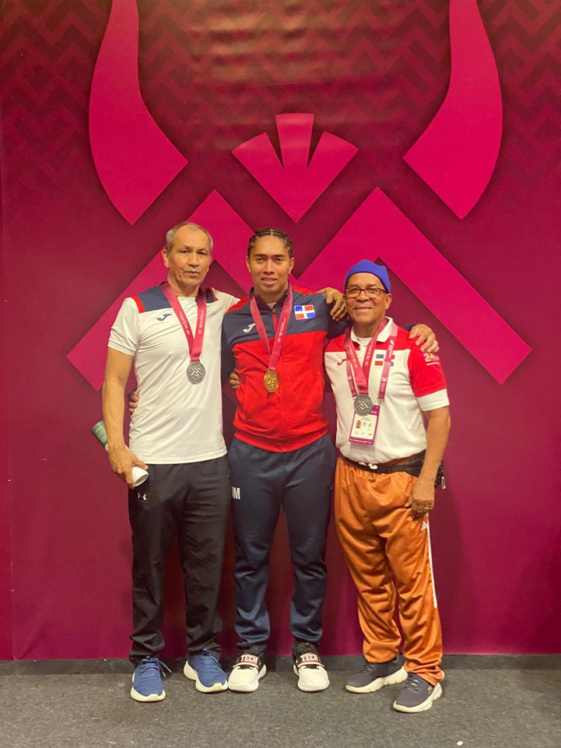 Yudelina Mejía con los entrenadores Héctor Domínguez (extremo de la derecha) y Oswaldo Pinilla.