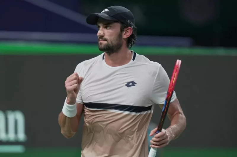 Valentin Vacherot reacciona al anotar un punto ante el serbio Novak Djokovic en la semifinal del Masters de Shanghái el 11 de octubre del 2025.