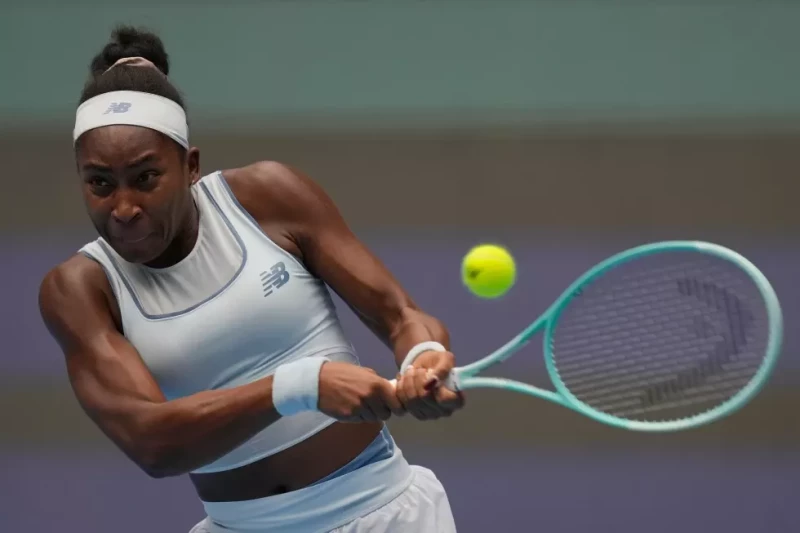 Coco Gauff regresa un disparo de su compatriota Amanda Anisimova en la semifinal del Abierto de China el 4 de octubre del 2025.