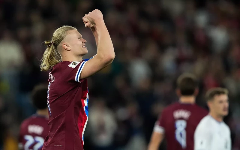 Erling Haaland anotó tres goles en el triunfo de Noruega frente a Israel en las eliminatorias para el Mundial de Fútbol.