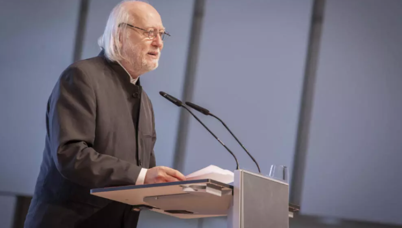 El escritor húngaro Laszlo Krasznahorkai pronuncia un discurso durante la ceremonia de entrega del Premio Nacional Austriaco de Literatura Europea. AFP