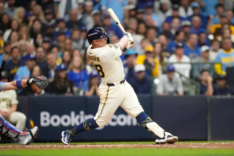 Andrew Vaughn, de los Cerveceros, pega un jonrón en el cuarto inning del partido frente a los Cachorros, el 11 de octubre de 2025.