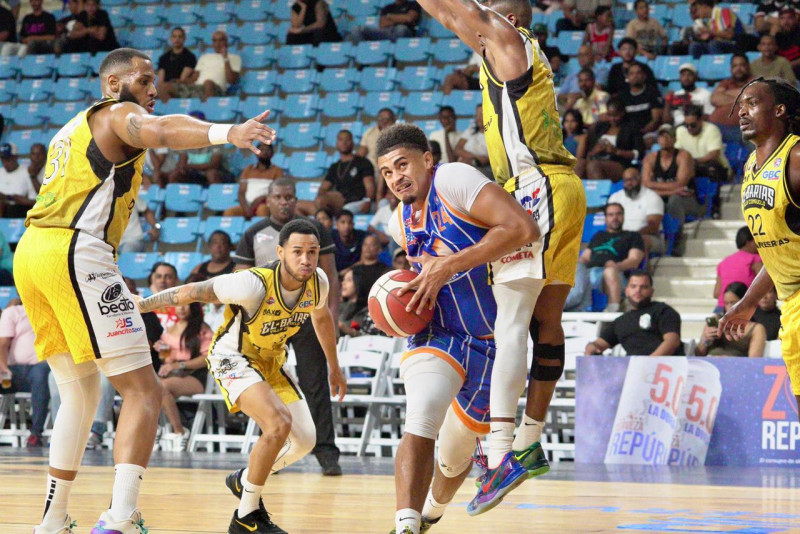 Miguel Miranda, de Huellas del Siglo, en una ofensiva entre los jugadores del Rafael Barias, Jonathan Araujo y Bryan Ramírez.