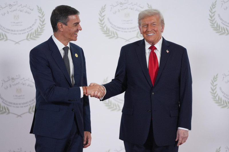 El presidente Donald Trump saluda al primer ministro español, Pedro Sánchez