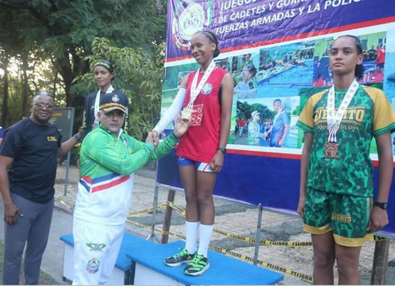 El general José Manuel Durán Infante, del Ejército, y el coronel paracaidista Osvaldo Montero Mena, de la FARD, premian a las ganadoras en la Carrera 10 K.