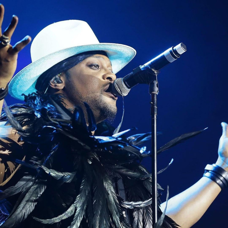 D’Angelo, cantante estadounidense, ícono del R&B, falleció a los 51 años tras una batalla contra el cáncer de páncreas.