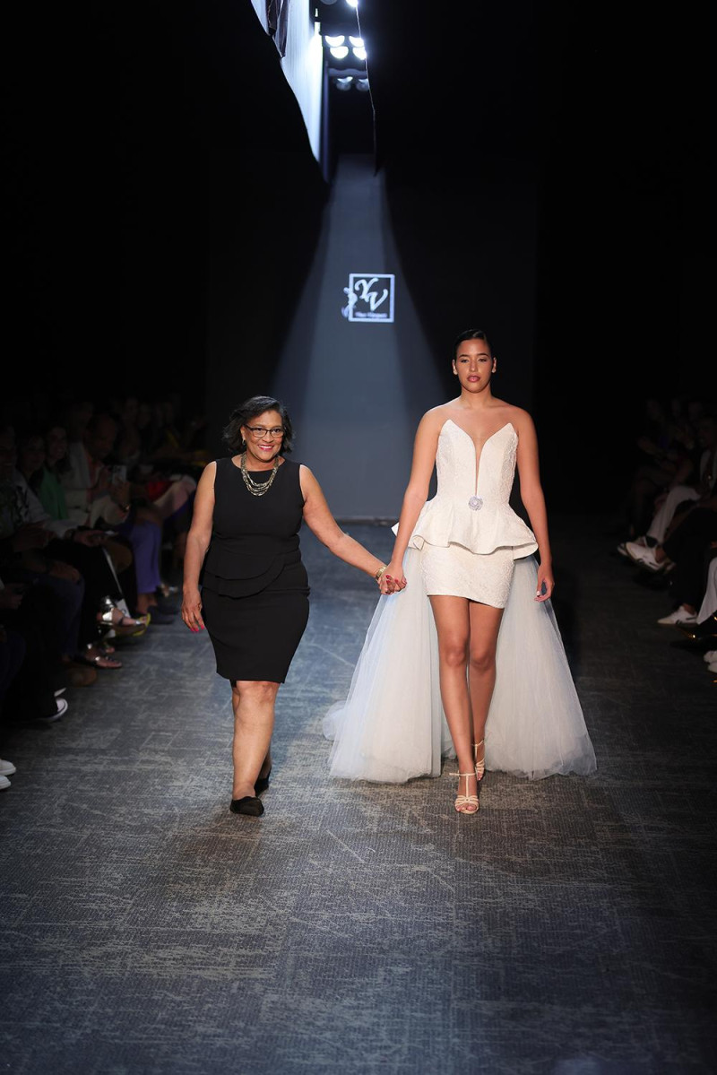 Ynes Vásquez conquista la pasarela con su colección nupcial “Romance Eterno”