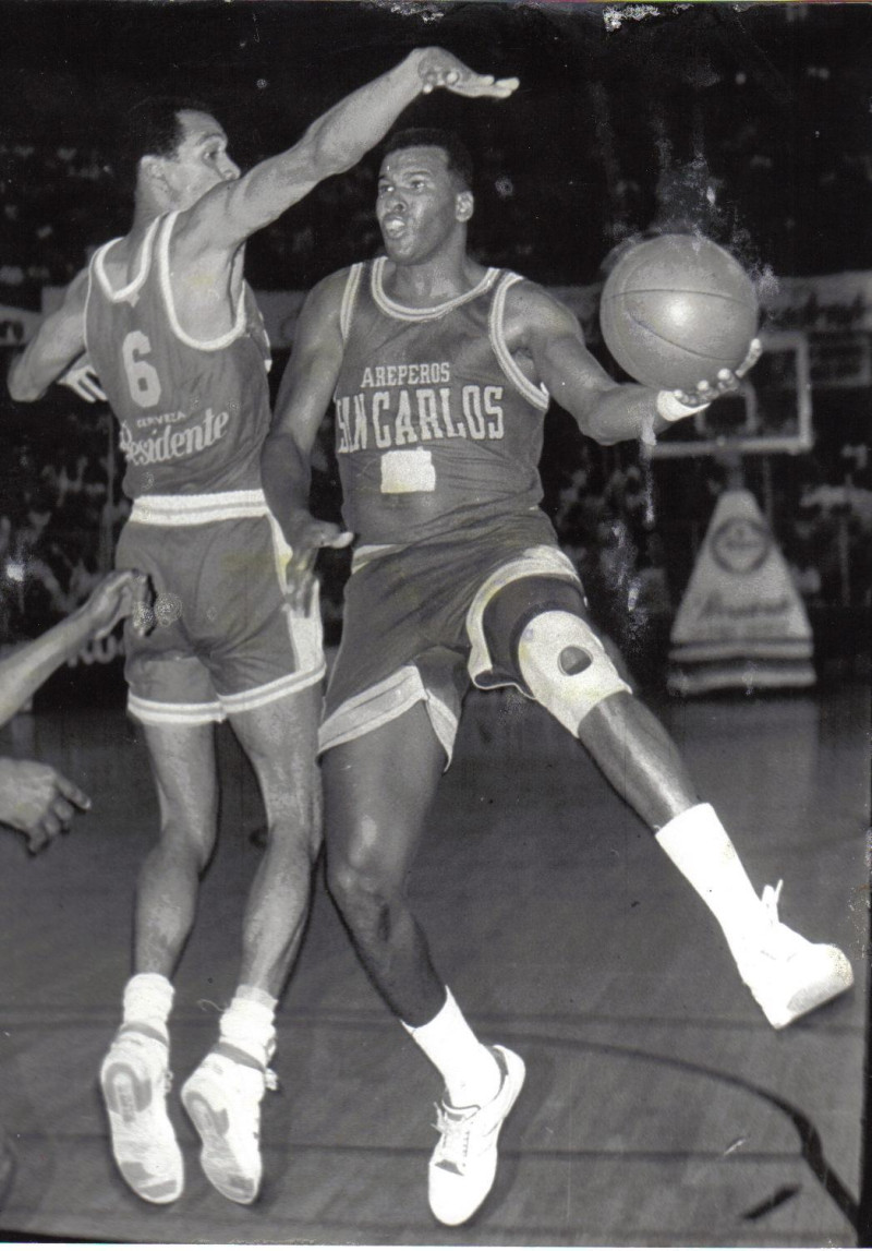 Evaristo Pérez, de San Carlos, defendido por Felipe Payano durante un partido del torneo superior distrital.