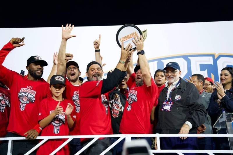 José Miguel Bonetti y Eduardo Najri, altos ejecutivos de los Leones del Escogido, sostienen la copa de campeón de la temporada pasada.
José Miguel Bonetti y Eduardo Najri, altos ejecutivos de los Leones del Escogido, sostienen la copa de campeón de la temporada pasada.
