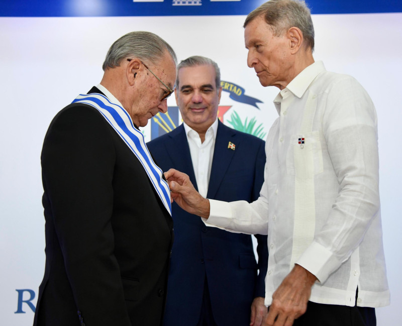 Frank Rainieri recibió la condecoración de manos del presidente Luis Abinader y el ministro de Relaciones Exteriores, Roberto Álvarez.