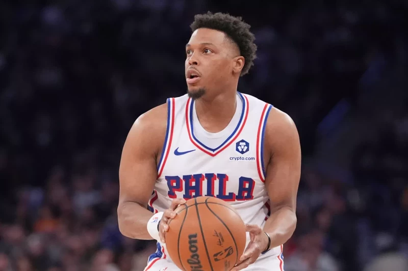Kyle Lowry, de los Sixers, observa antes de lanzar el balón en el encuentro ante los Knicks, el primero de abril del 2025.