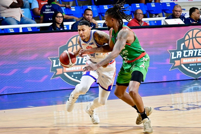 Ángel Núñez, de San Lázaro, es defendido fuertemente por Miguel Simón, de Bameso.