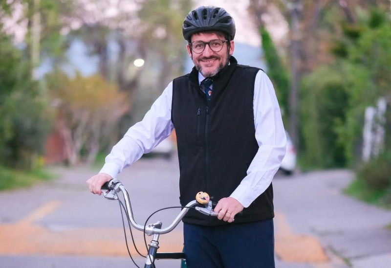 El ministro de Energía de Chile, Diego Pardow se muestra en la fotografía montando bicicleta