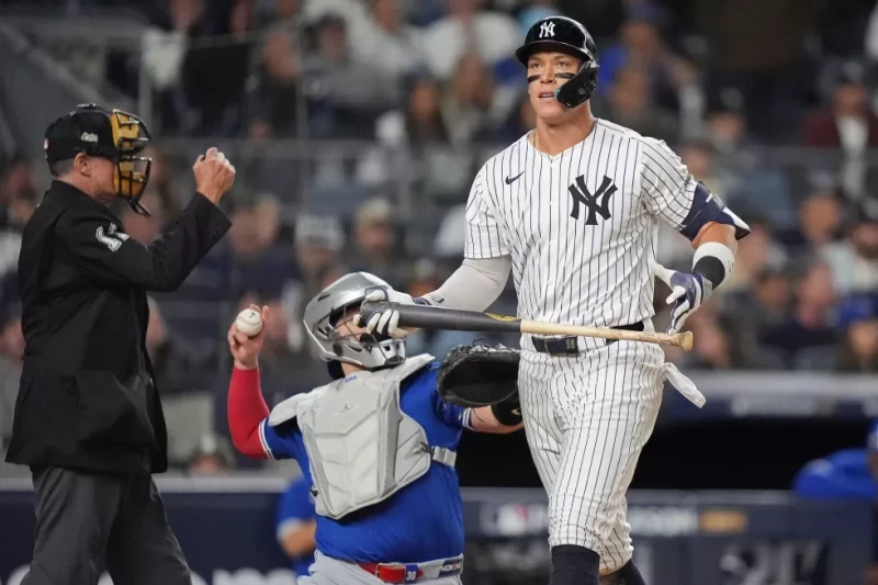 Aaron Judge, de los Yankees, tras poncharse en el cuarto juego de la serie divisional ante los Azulejos, el 8 de octubre de 2025.